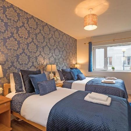 Town Square Townhouse - Best Location In Голуей Екстериор снимка