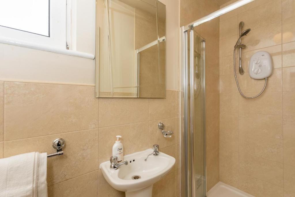 Town Square Townhouse - Best Location In Голуей Екстериор снимка