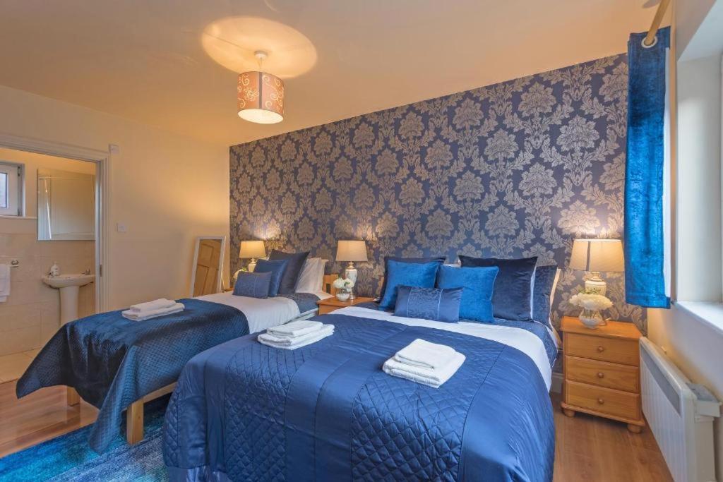 Town Square Townhouse - Best Location In Голуей Екстериор снимка