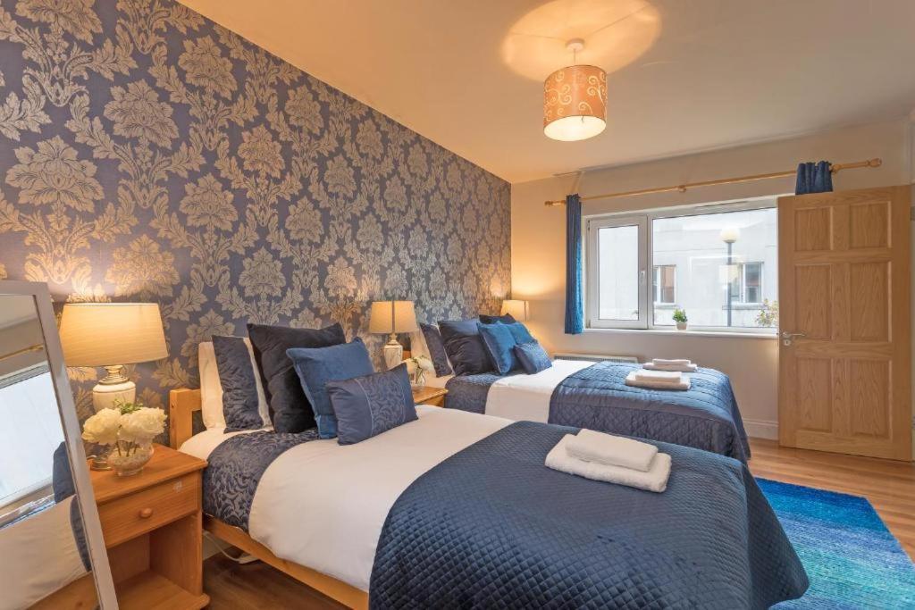 Town Square Townhouse - Best Location In Голуей Екстериор снимка