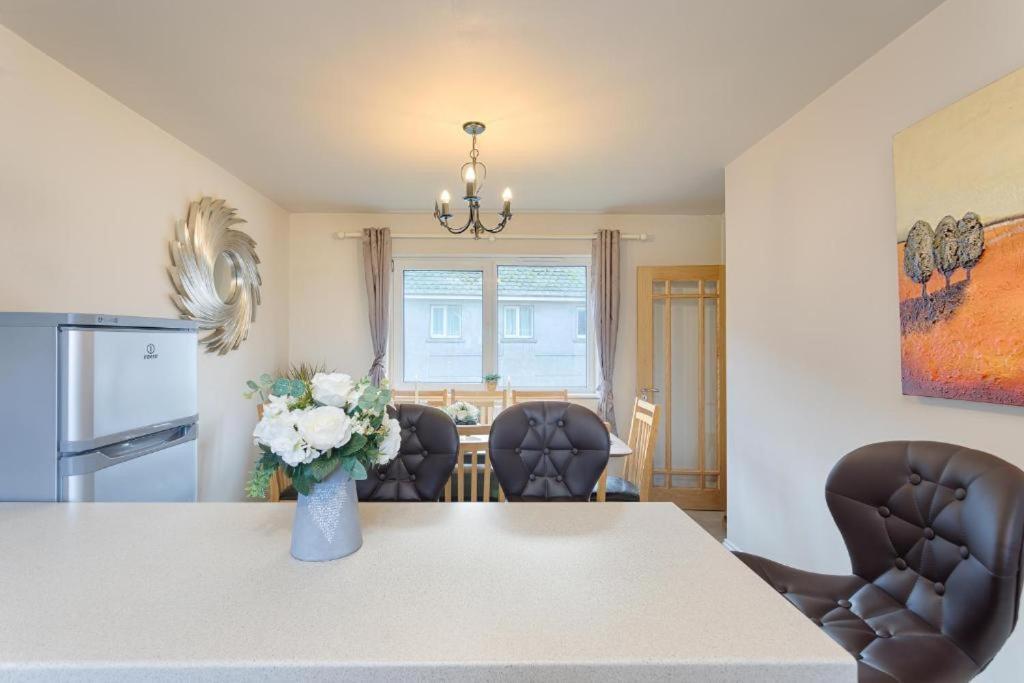 Town Square Townhouse - Best Location In Голуей Екстериор снимка