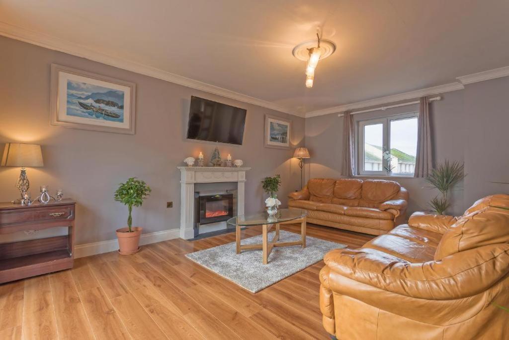 Town Square Townhouse - Best Location In Голуей Екстериор снимка
