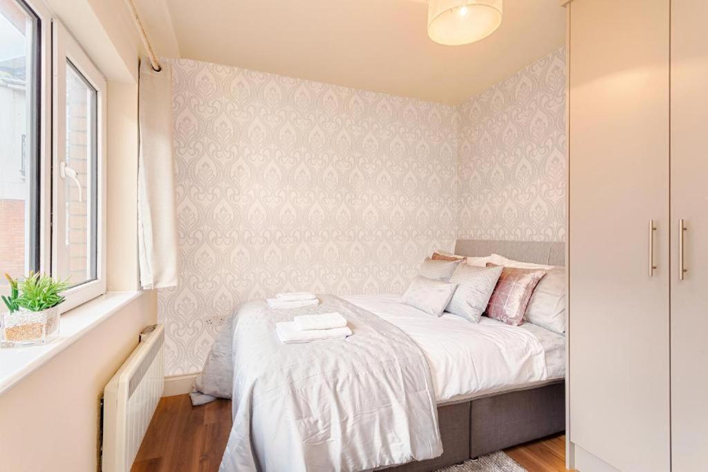 Town Square Townhouse - Best Location In Голуей Екстериор снимка